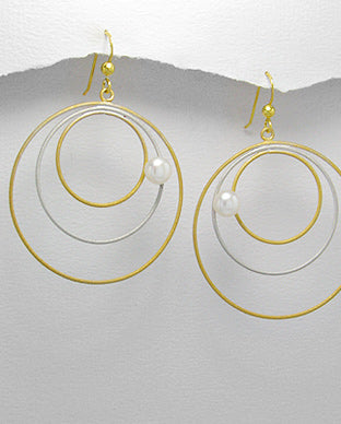 Aretes Colgantes de Tres Aros de Plata Ley 925 Chapado en Oro de 14K y Perlas de Agua Dulce - 925 Sterling Silver Plated with 14K Gold and Freshwater Pearls Three Hoop Dangle Earrings - ID: 111986359 Bellash