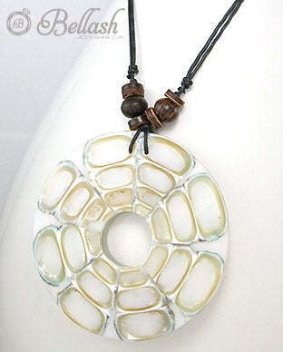 Collar Ajustable Artesanal de Concha Natural de Mar, Madera y Algodon - Natural Sea Shell and Wood and Cotton Handmade Adjustable Necklace - ID: 48576296 Bellash