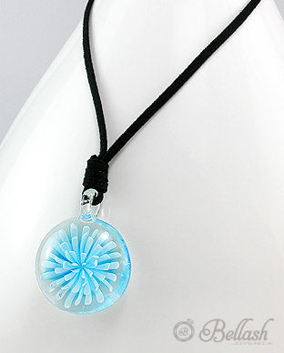Dije Redondo Artesanal de Cristal Murano con Flor Azul Interior (Incluye Cordon Textil) - Murano Glass Inner Blue Flower Handmade Round Pendant Necklace (Textile Cord Included) - ID: 52755366 Bellash