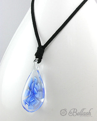 Dije de Gota de Agua Artesanal de Cristal Murano con Flor Azul Interior (Incluye Cordon Textil) - Murano Glass Inner Blue Flower Handmade Water Drop Pendant Necklace (Textile Cord Included) - ID: 52755368 Bellash