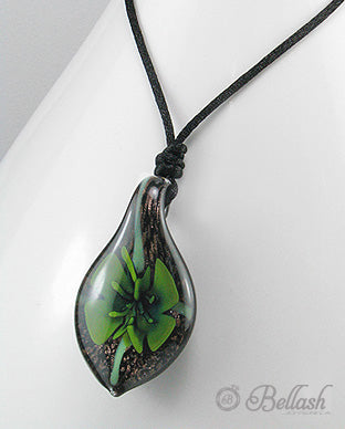 Dije de Hoja Artesanal de Cristal Murano con Flor Verde Interior (Incluye Cordon Textil) - Murano Glass Inner Green Flower Handmade Leaf Pendant Necklace (Textile Cord Included) - ID: 52755492 Bellash