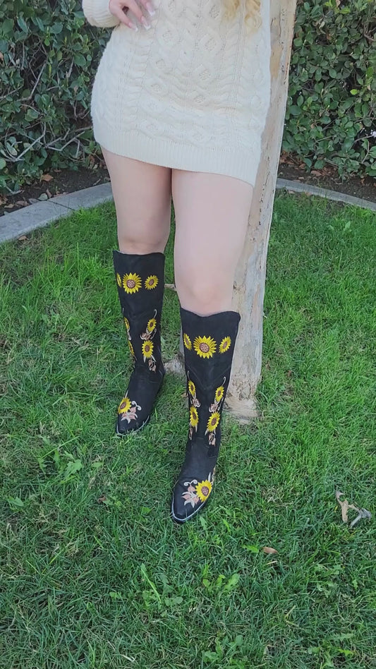 Botas Vaqueras Altas con Tubo Bordado de Girasoles de Piel Nobuck para Mujer 'El General' - ID: 43915