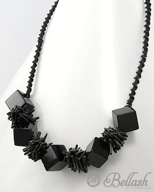 Collar Artesanal de Onix, Coral y Algodon - Onyx, Coral and Cotton Handmade Necklace - ID: 50727320 Bellash